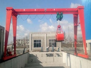 Single girder gantry crane with grab bucket